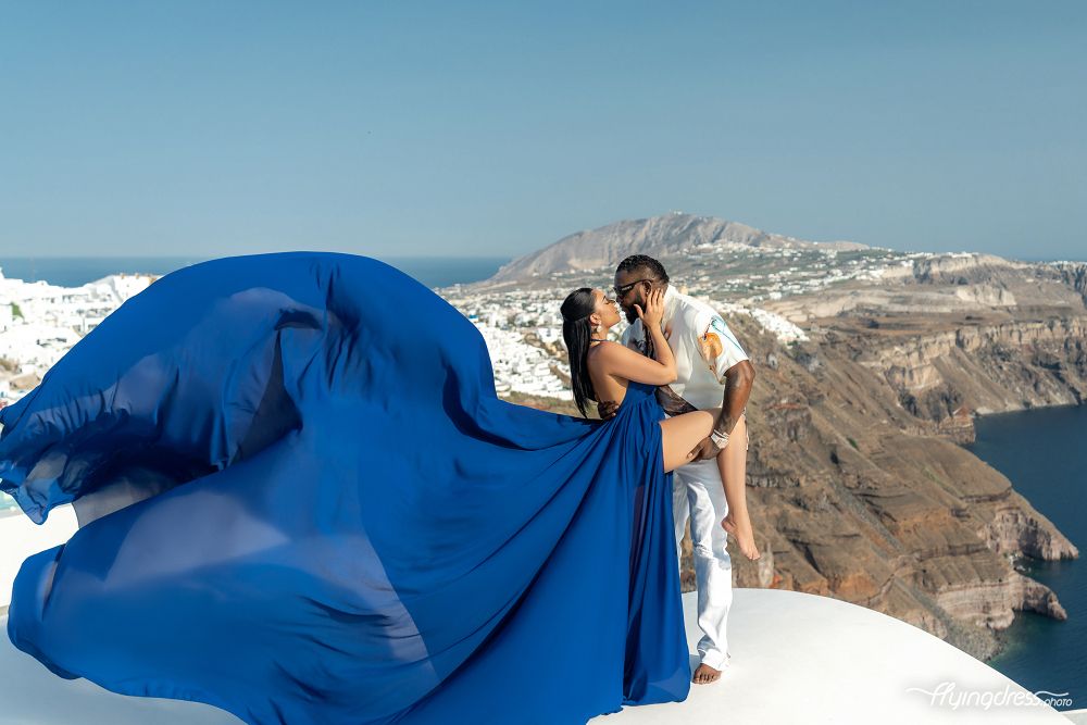 Honeymoon couple having a photoshoot in Santorini