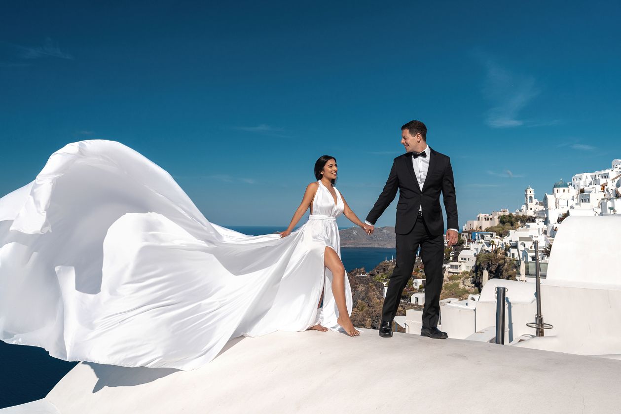Couple wedding photos in Santorini, Greece
