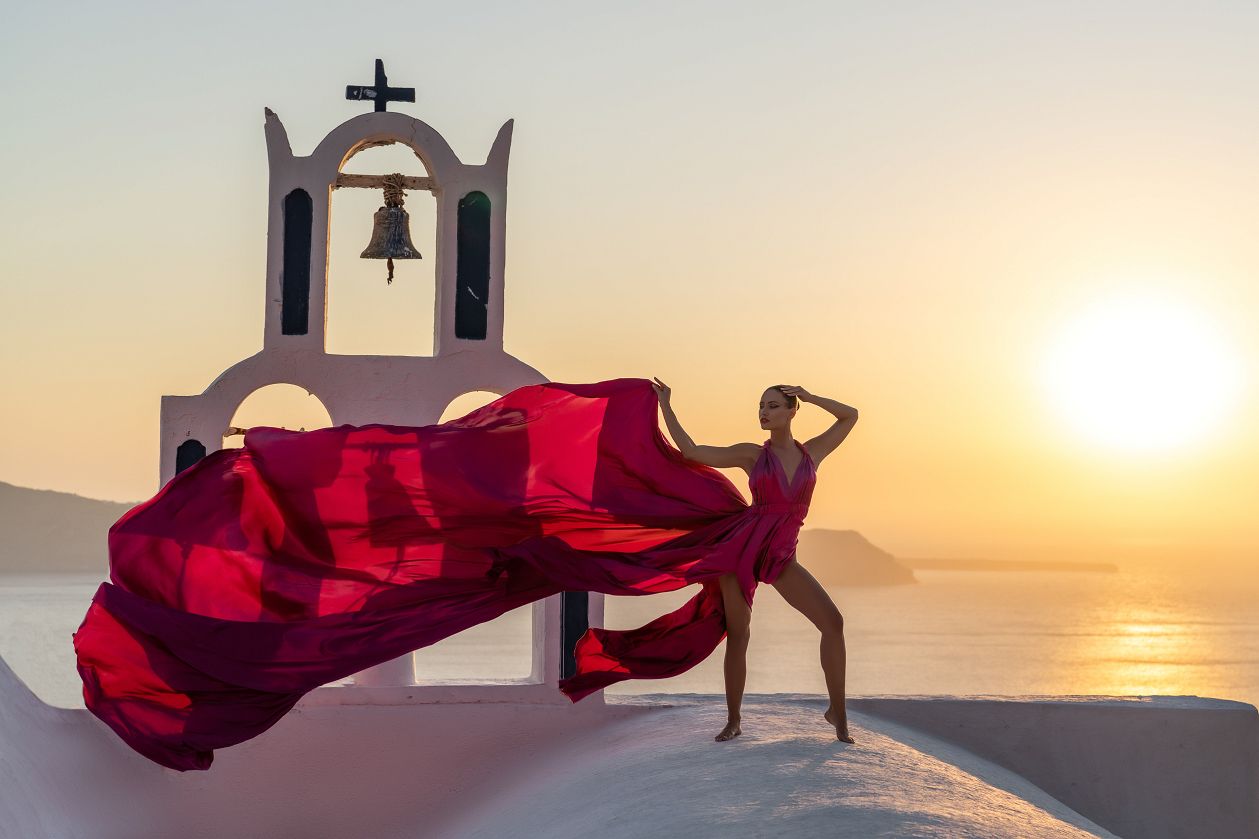 Sunset photoshoot with Karolina Wozniak in Santorini, Greece