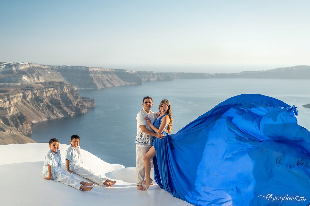 Family photoshoot in Santorini with kids, set against the stunning caldera backdrop. A moment of joy amid the beauty of this Greek island paradise.