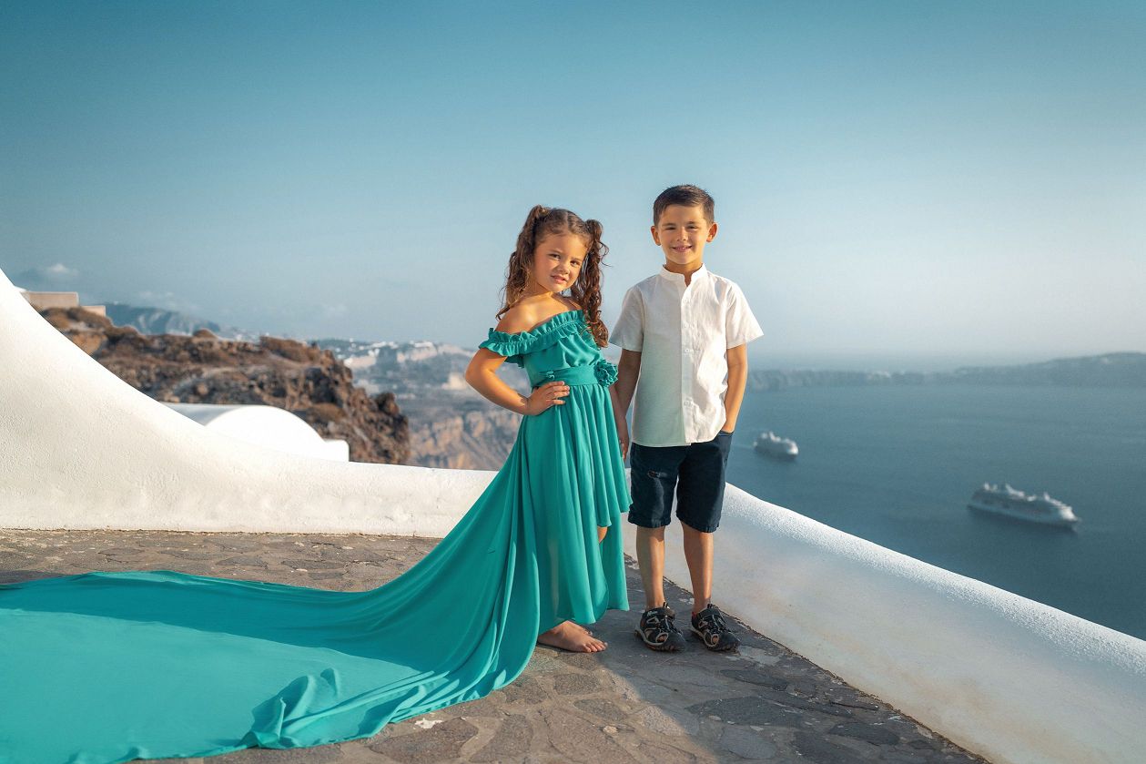 Kids photoshoot in Santorini, Greece