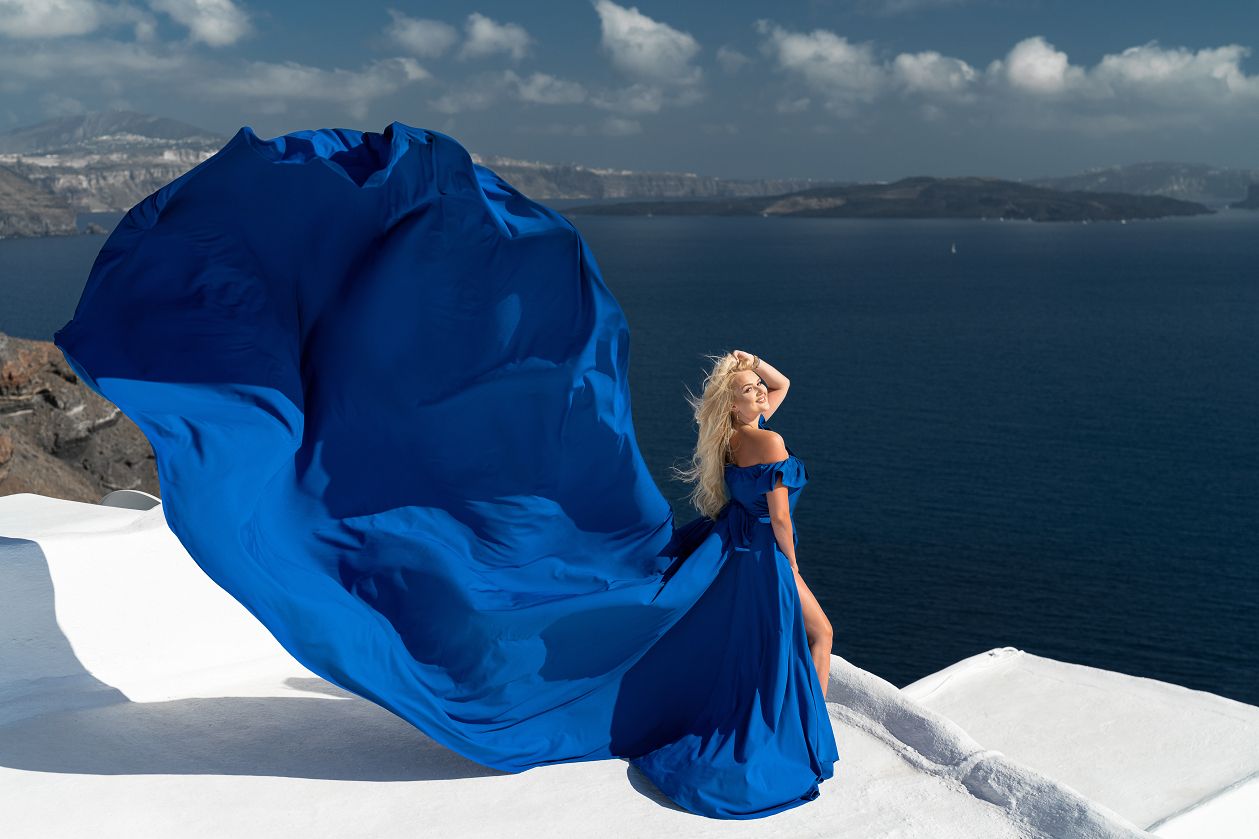 Photoshoot in Oia village with a royal blue flying dress