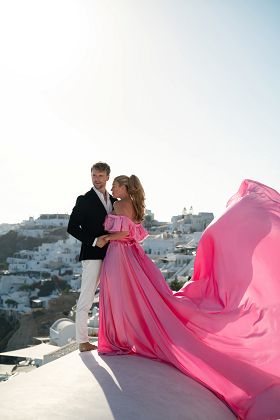 Love story photoshoot in Oia village