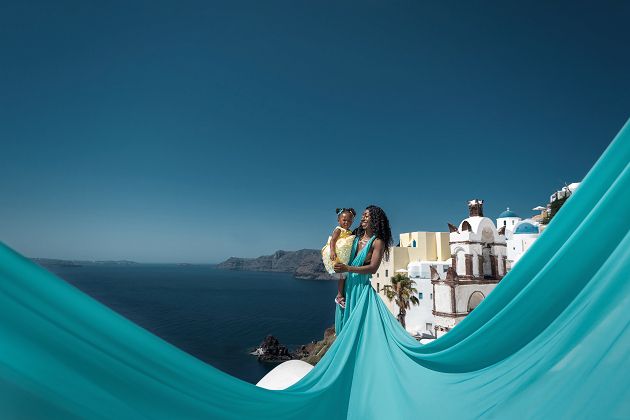 Photoshoot in Oia, Santorini mother and daughter