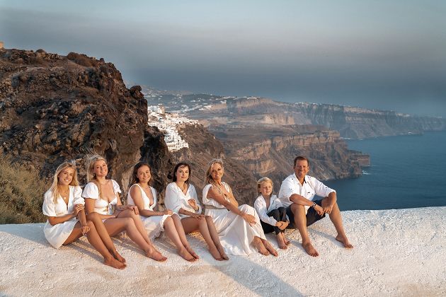 Big family photoshoot with caldera view in Santorini