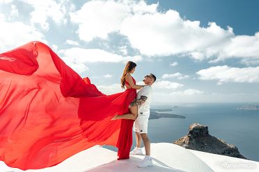 Couple's photoshoot in Santorini